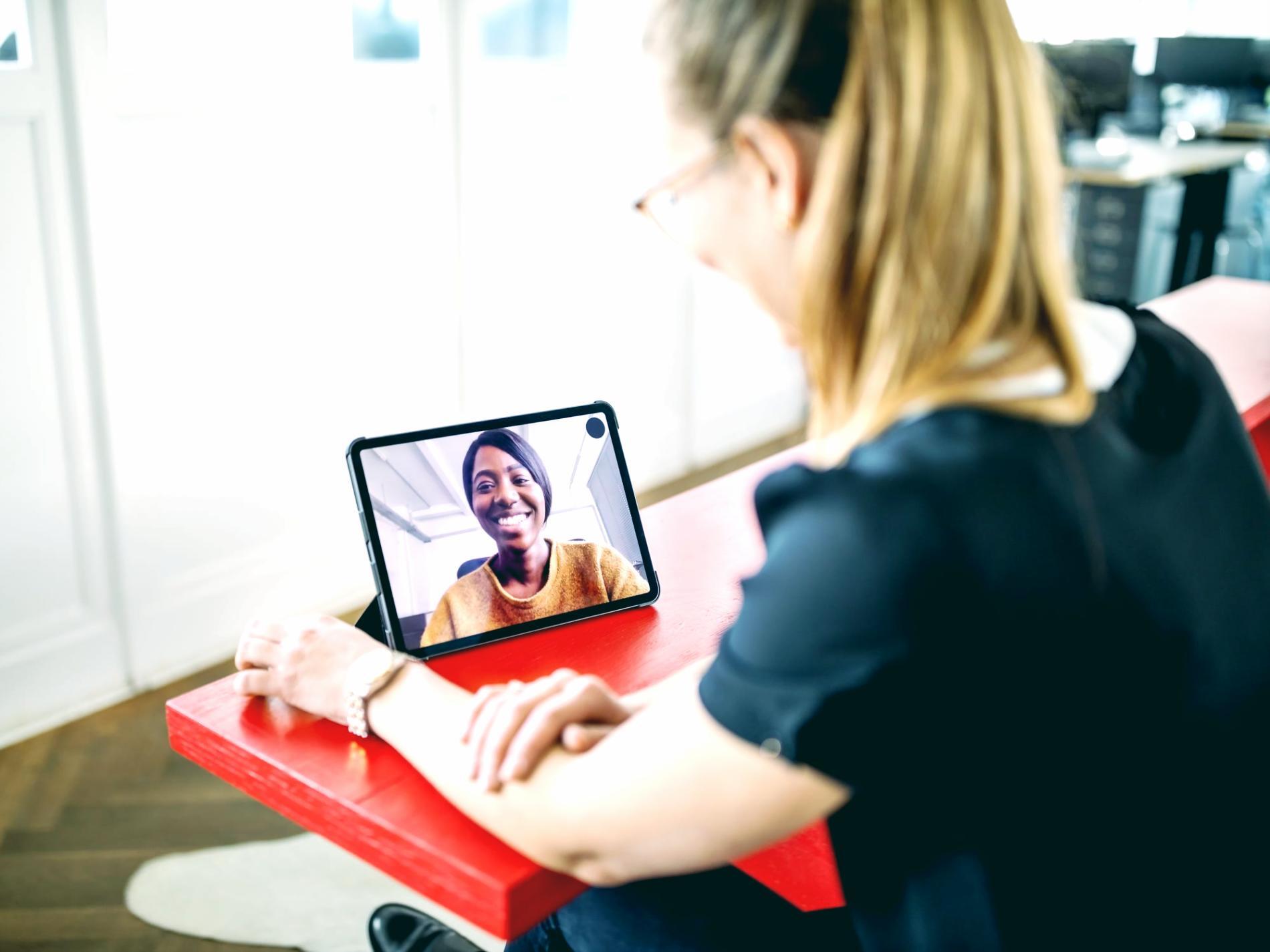 Профессиональная фотостудия с осветительным оборудованием для портретной съёмки